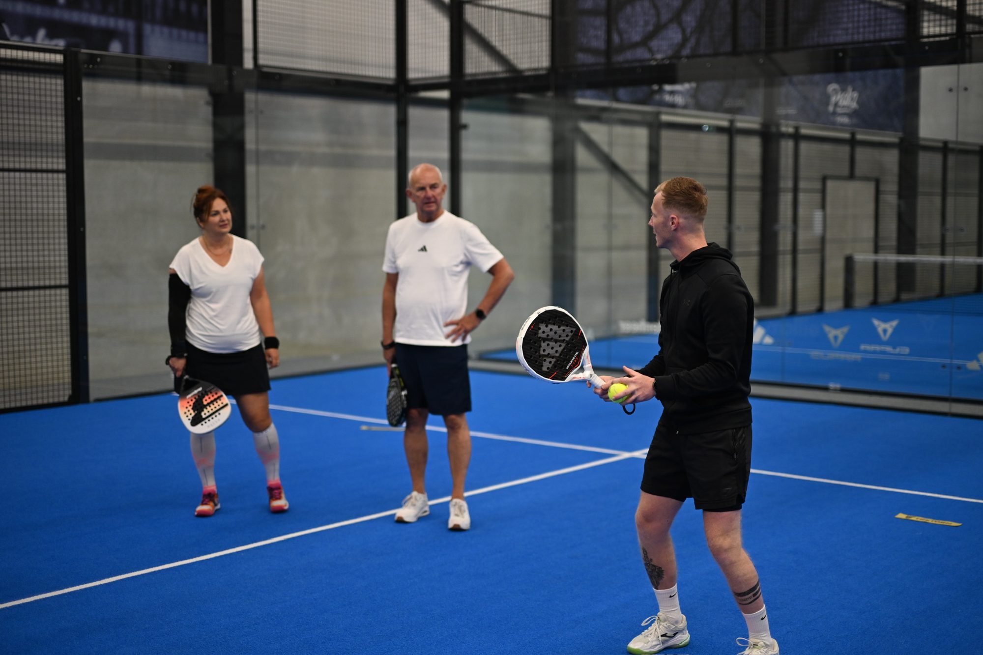 Stan Hurenkamp geeft duo les aan twee spelers